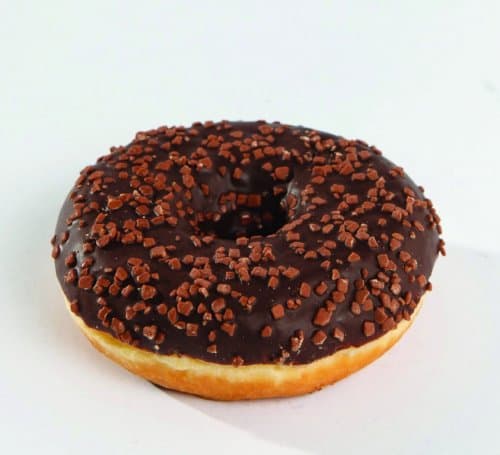 Donut sa čokoladnom glazurom ili s okusom jagode 56 g Akcija u trgovini Plodine
