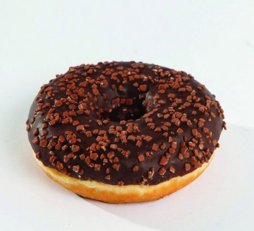 Donut sa čokoladnom glazurom ili s okusom jagode 56 g Akcija u trgovini Plodine